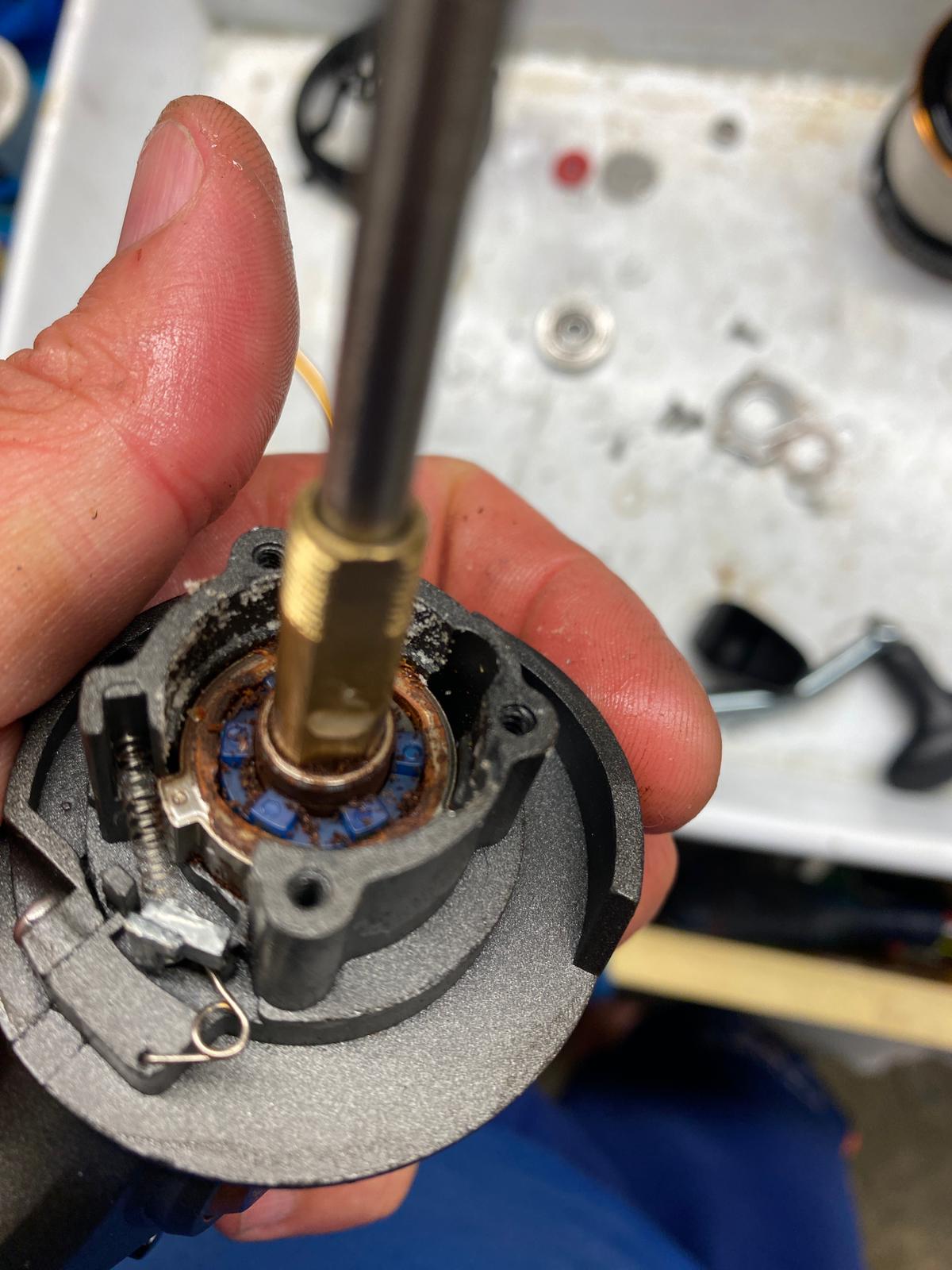 Riparazione parti interne mulinello rottura