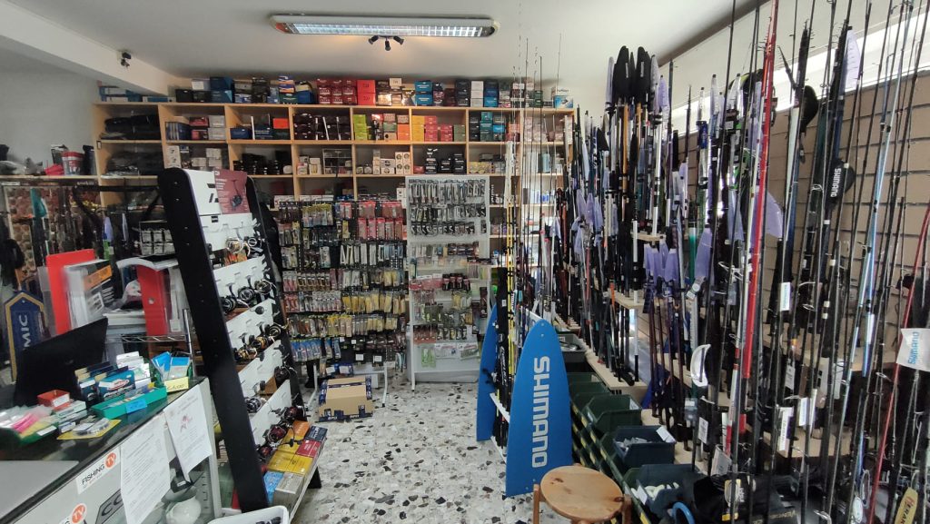 Interno negozio di pesca sportiva Tuttosport